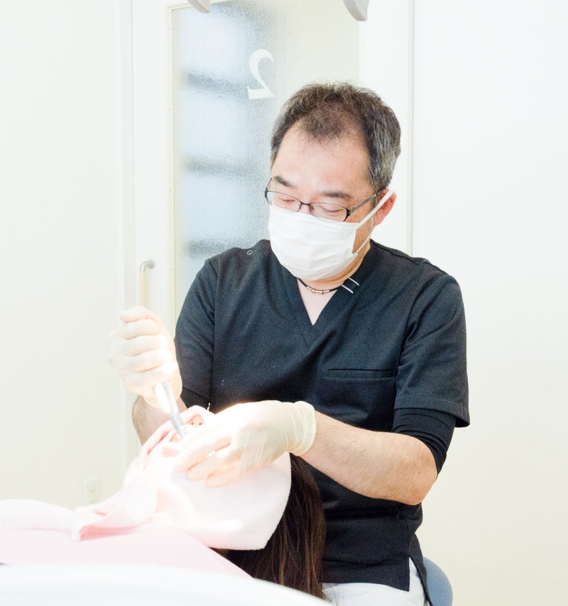 診療中の院長先生