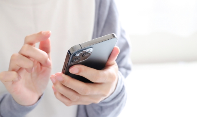 スマホを操作する様子